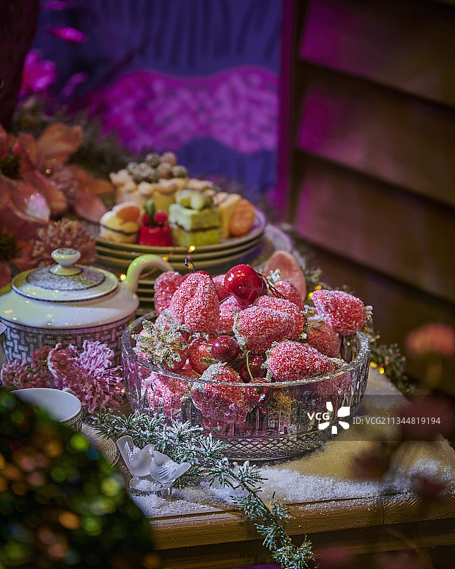 节日餐桌上的草莓与糖图片素材