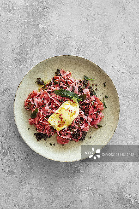 甜菜根意大利面，配 beluga 小扁豆、炸鼠尾草和烤 rocchetta 奶酪图片素材