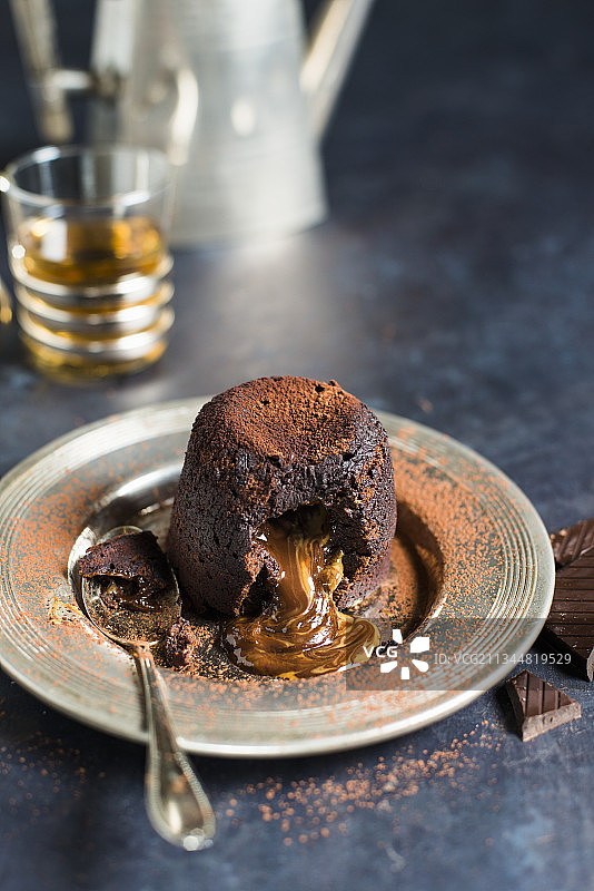 巧克力熔岩蛋糕，焦糖可可粉图片素材