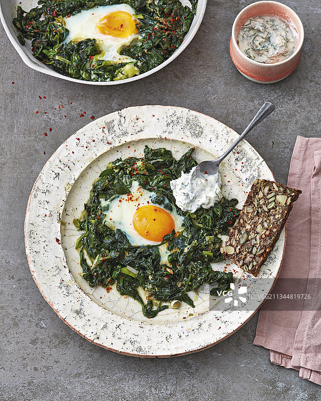 绿色北非蛋配鸡蛋和羊乳酪酸奶图片素材