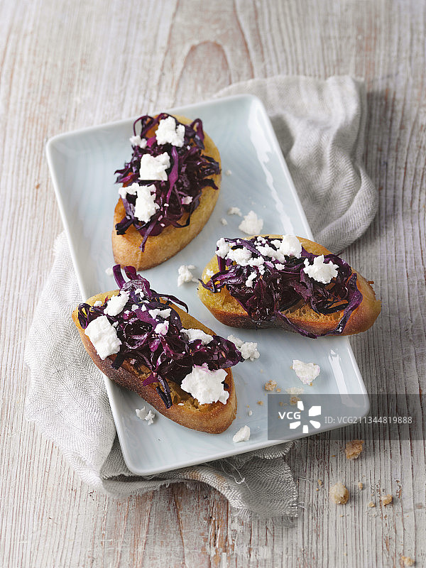 搭配羊乳酪的红卷心菜烤面包片图片素材