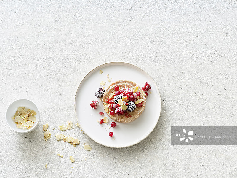 用奶油干酪替代品、浆果和杏仁制成的生奶酪蛋糕（纯素）图片素材