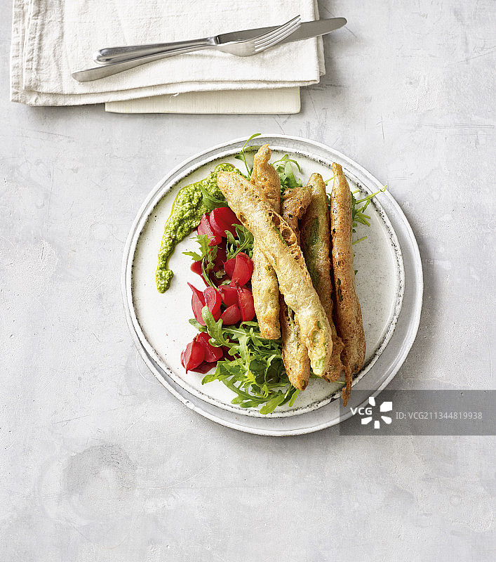 啤酒面糊焗烤豆配萝卜和香蒜酱图片素材