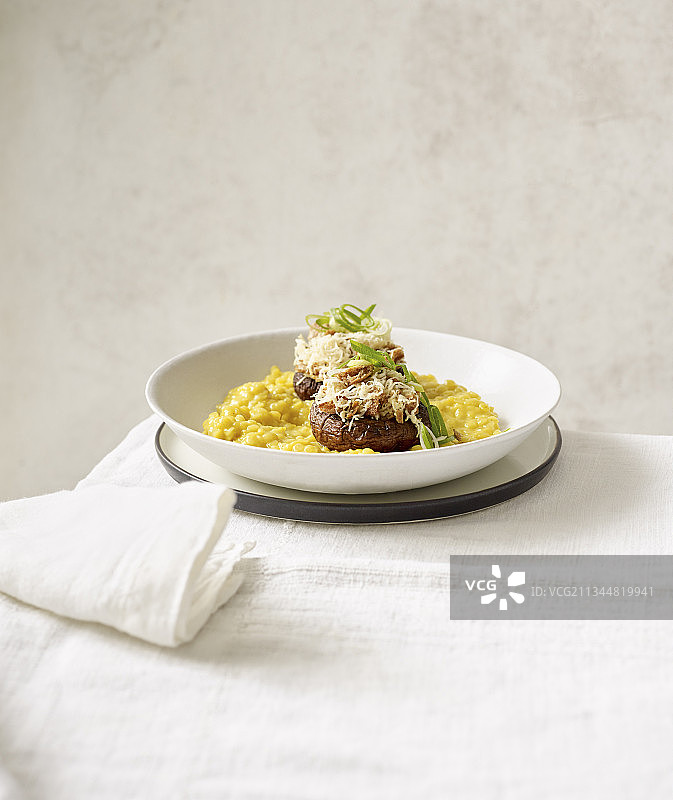 姜黄扁豆上的酿蘑菇图片素材