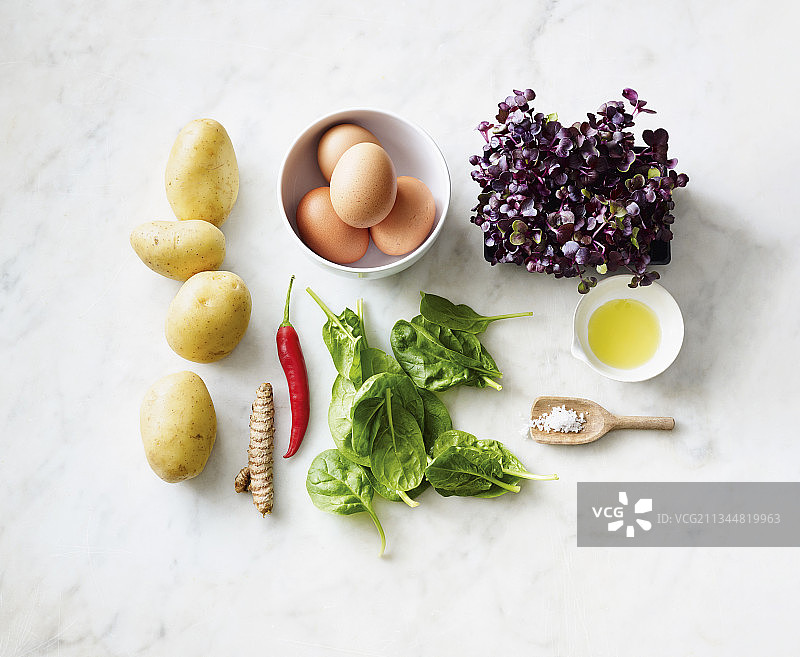 制作土豆饼的食材：姜黄、菠菜和红豆瓣菜图片素材