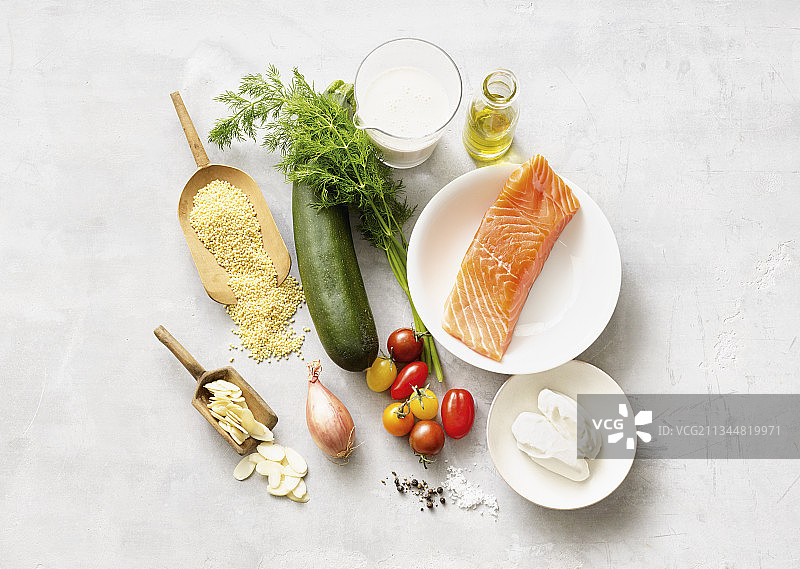 三文鱼小米和西葫芦番茄块的食材图片素材