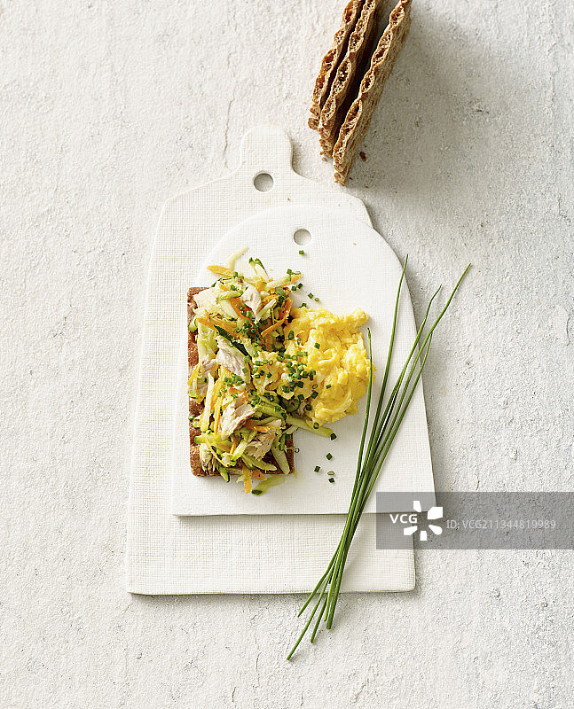 鲭鱼蔬菜馅脆面包配炒鸡蛋图片素材