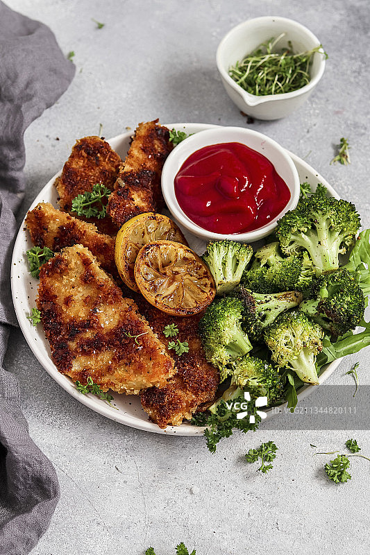 香脆芹菜饼配西兰花（纯素）图片素材