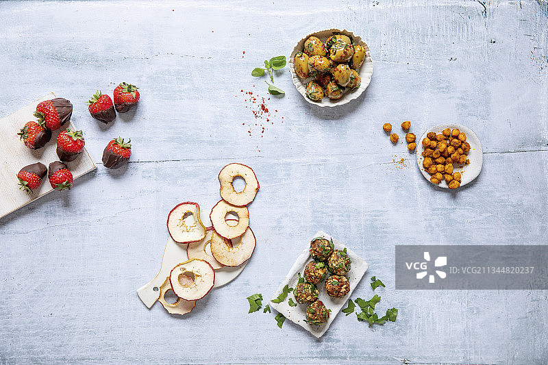 健康零食：巧克力草莓、苹果圈、橄榄、咖喱鹰嘴豆、番茄蛋糕图片素材