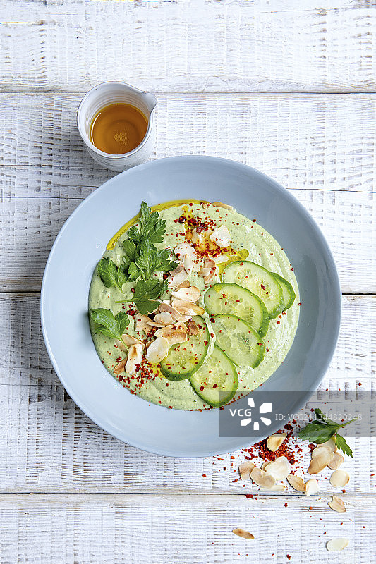 加入辣椒的黄瓜酸奶汤图片素材