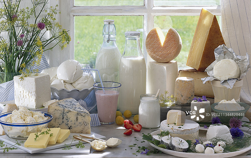 窗前各种乳制品图片素材