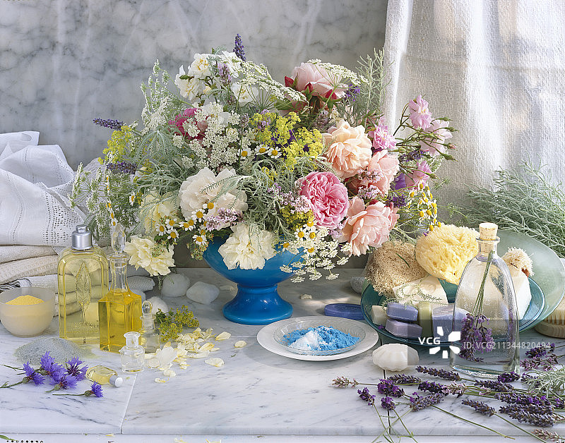 健康静物：鲜花、香薰精油、薰衣草皂、浴盐、天然海绵图片素材
