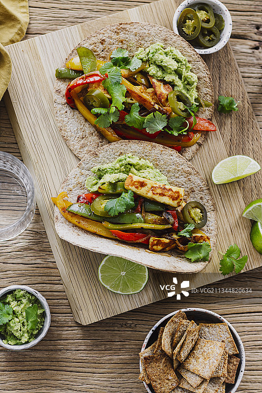 配鳄梨酱、哈罗米奶酪和香菜的素食法士达图片素材
