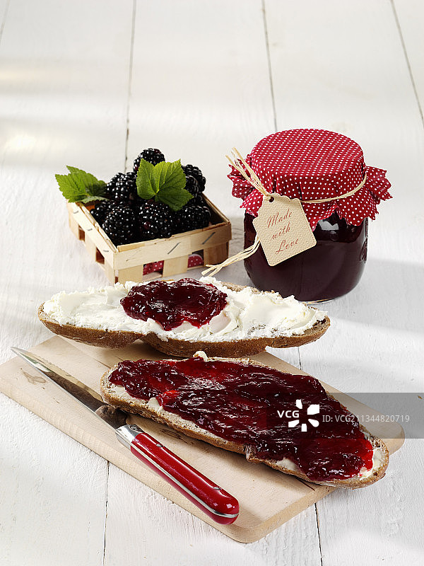 奶油奶酪面包上的黑莓果酱图片素材