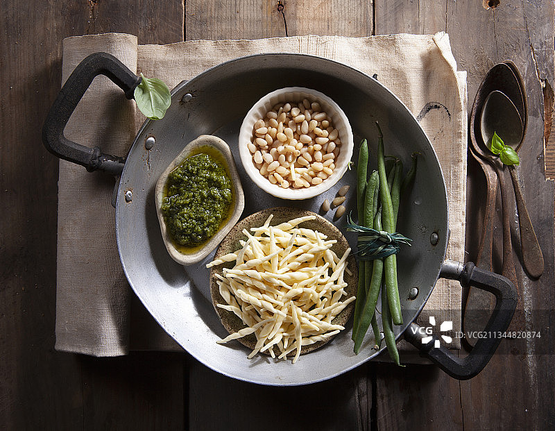 搭配香蒜酱、土豆、豆类和意大利羊奶酪的Trofie面食材图片素材