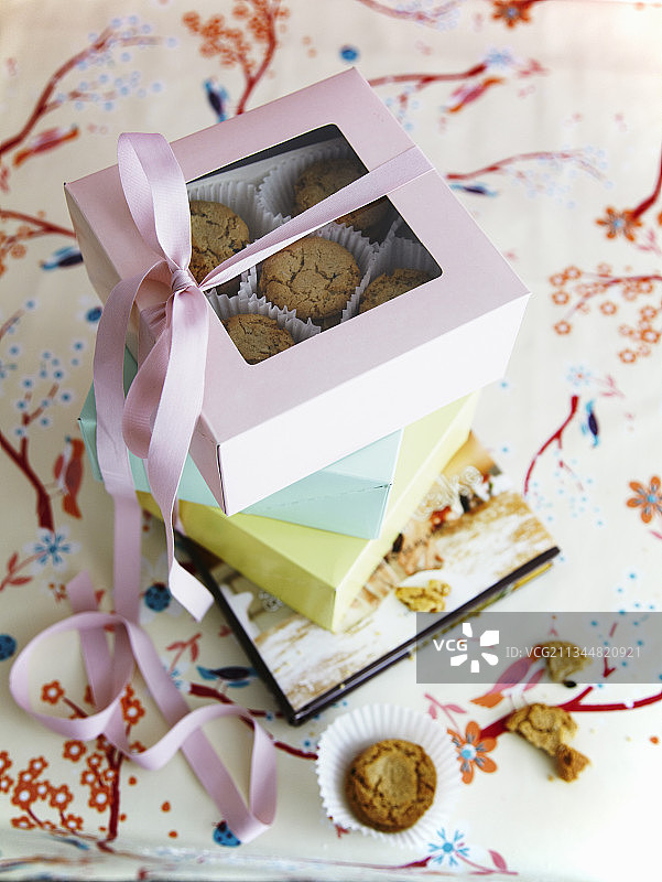 礼盒包装的玛芬蛋糕图片素材