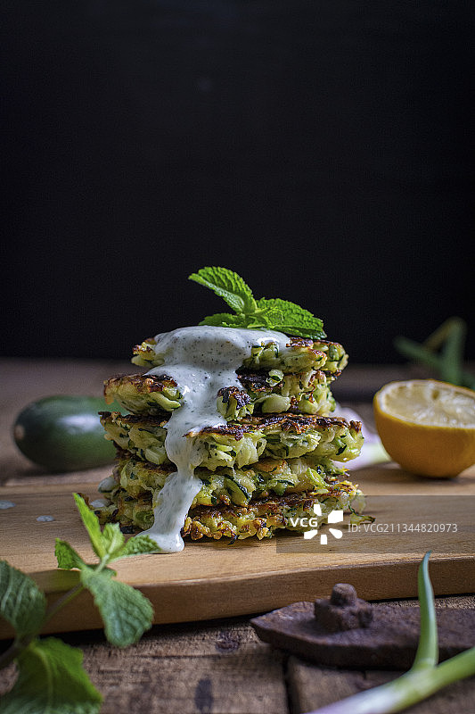薄荷酱西葫芦煎饼图片素材