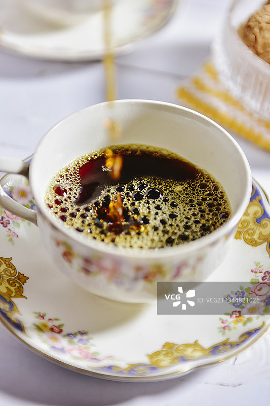 咖啡倒入复古杯子图片素材