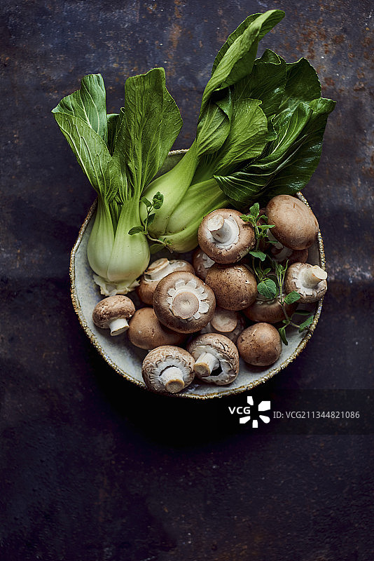 小白菜和棕色蘑菇在陶瓷碗里图片素材