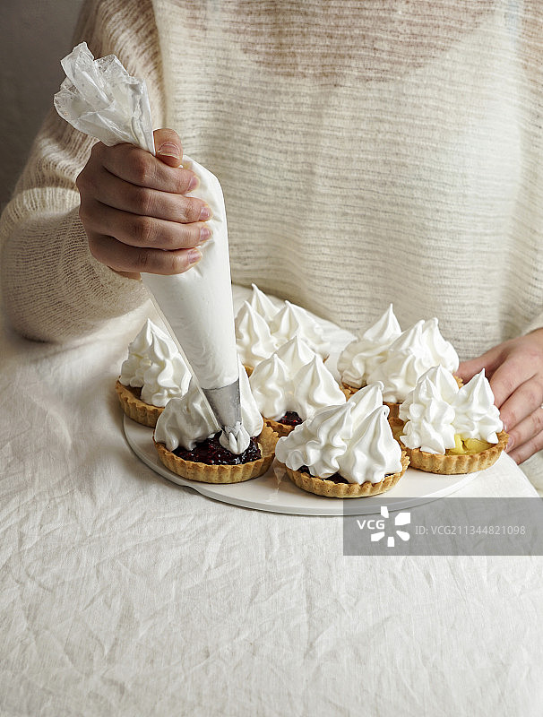 用奶油和蛋白酥皮装饰馅饼图片素材