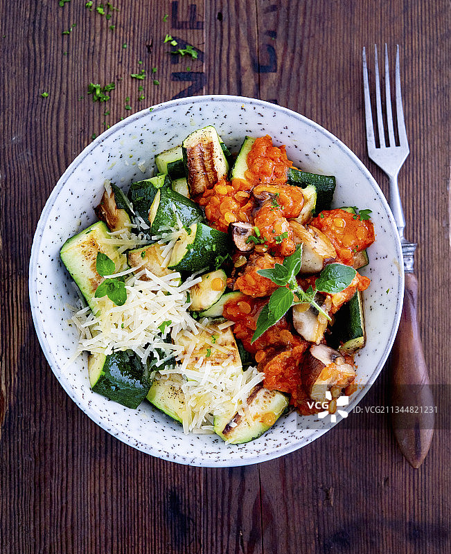 西葫芦和扁豆蔬菜碗图片素材