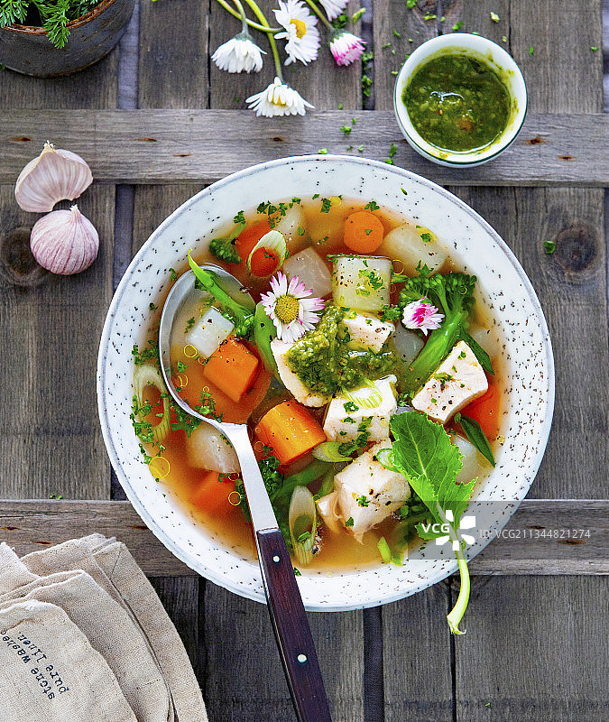 鸡胸肉青酱蔬菜浓汤图片素材