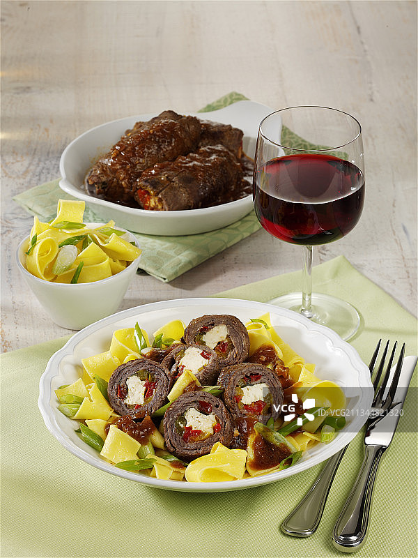 搭配菲达奶酪和辣椒的牛肉卷图片素材