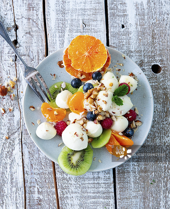 马苏里拉奶酪水果沙拉配碎坚果图片素材
