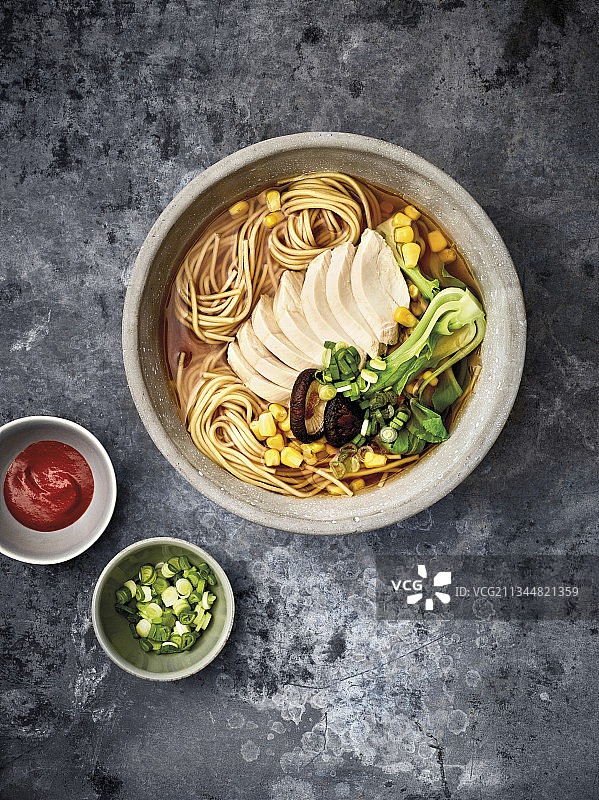 鸡肉酱油拉面图片素材