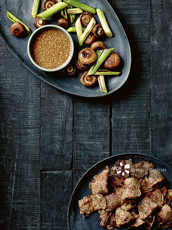 日式烤肉配蘸酱图片素材