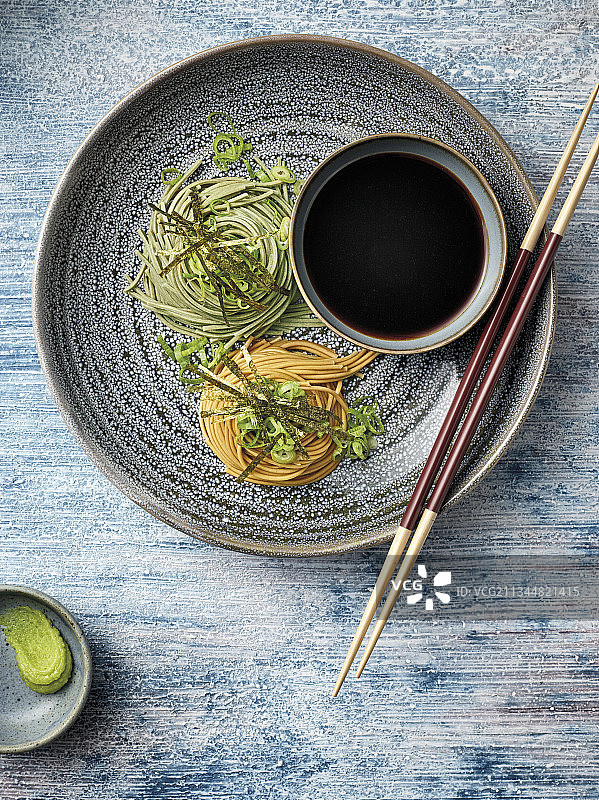 日式荞麦凉面配面汁图片素材