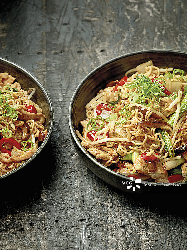 日式炒面：鸡肉炒面图片素材