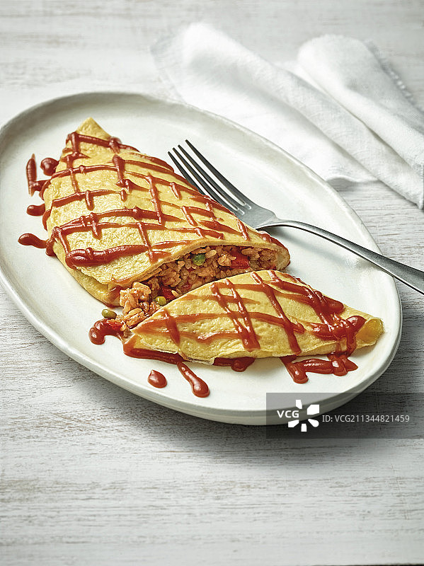 蛋包饭——日式蛋包饭，里面有米饭和鸡肉图片素材