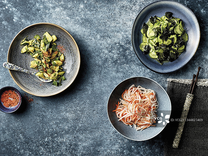 含有黄瓜、海藻、萝卜和胡萝卜的日式沙拉图片素材