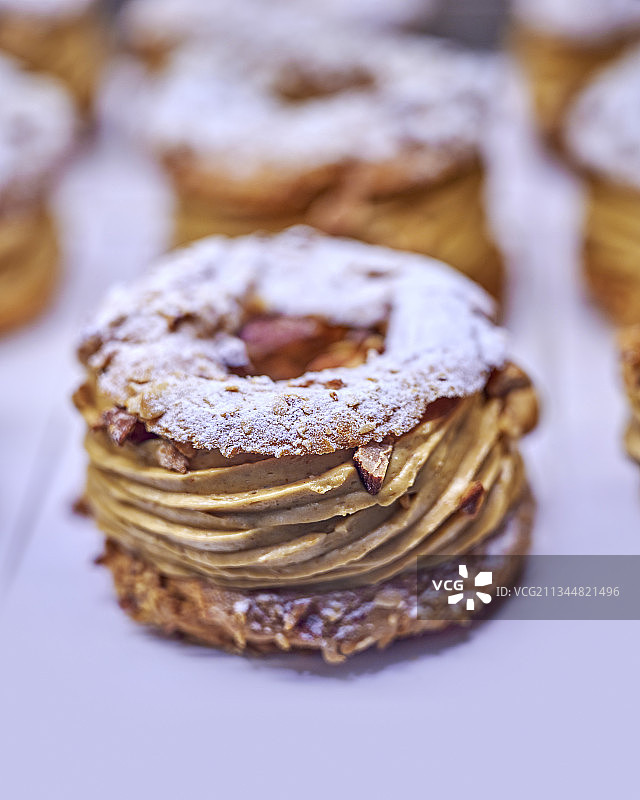撒满糖粉的巴黎布雷斯特图片素材