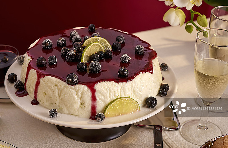 搭配酸橙和黑醋栗的巴伐利亚奶油图片素材