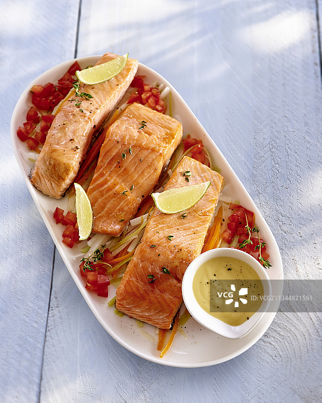 清蒸三文鱼配胡萝卜和韭葱图片素材