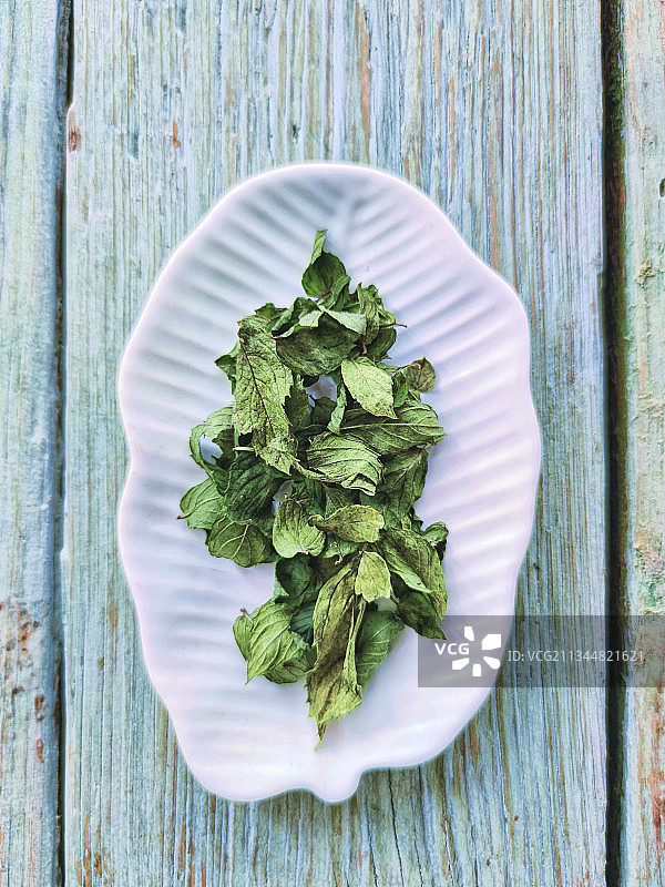 叶形瓷盘上的薄荷叶图片素材
