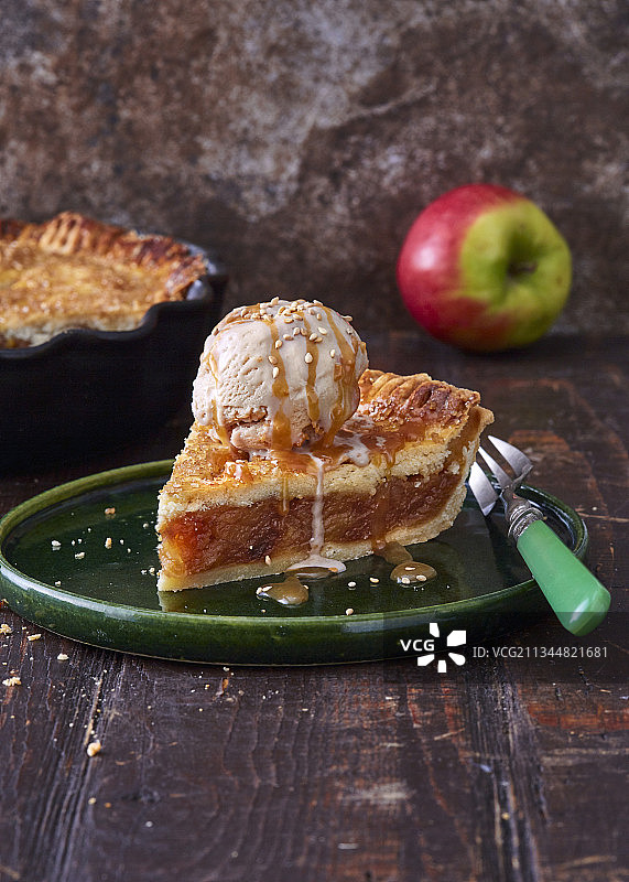 配有芝麻酱冰淇淋和焦糖酱的苹果派图片素材