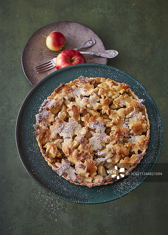 苹果梨蛋糕配酥饼顶层图片素材