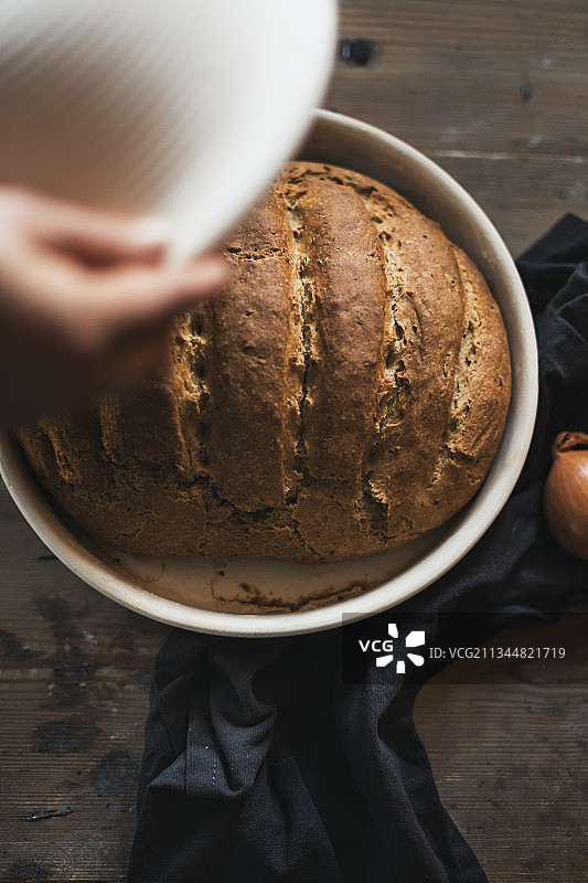 罐子烤制的洋葱面包图片素材