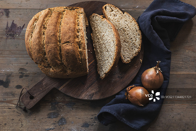 乡村木板上罐中烤制的洋葱面包图片素材