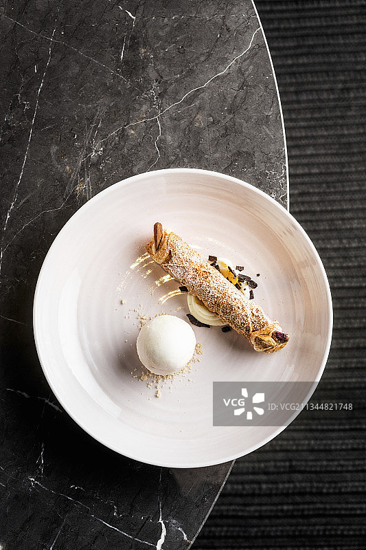 填充了里科塔和杏仁冰淇淋的卡诺罗（西西里特色）图片素材