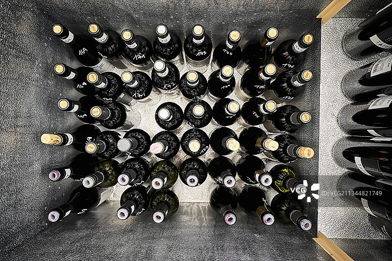 冷藏箱中的葡萄酒品尝瓶图片素材