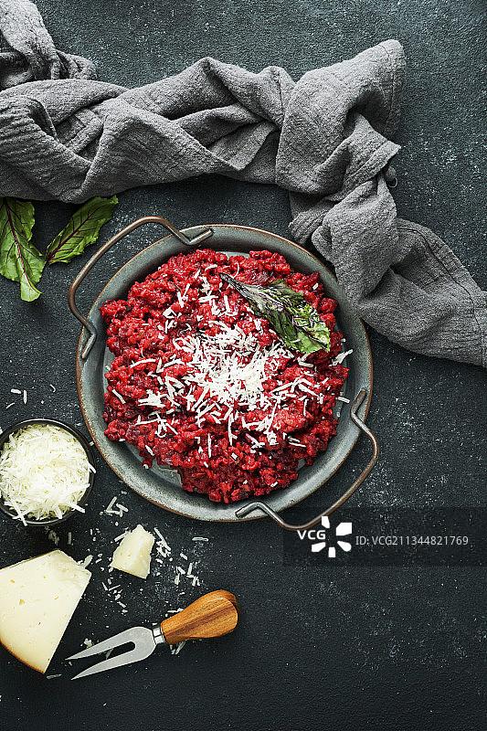 搭配硬奶酪和焦糖叶子的甜菜根意式烩饭图片素材