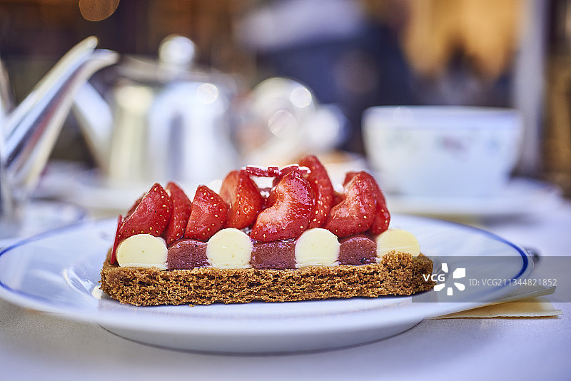 咖啡桌上的草莓蛋糕图片素材
