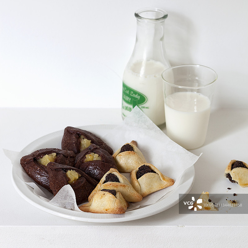哈曼塔什饼干与牛奶图片素材