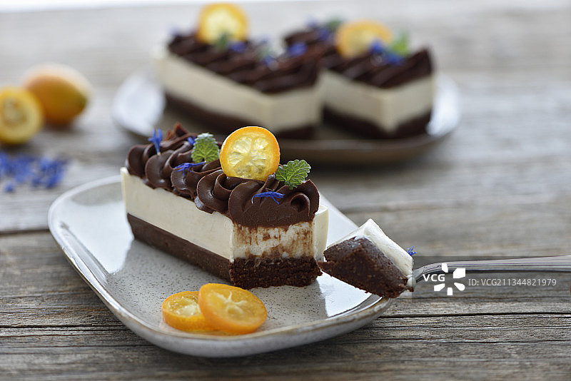 以杏仁为底的生纯素巧克力橙味牛轧糖挞图片素材