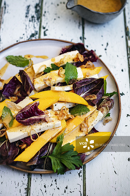 芒果和印度奶酪沙拉配菊苣和青葱图片素材