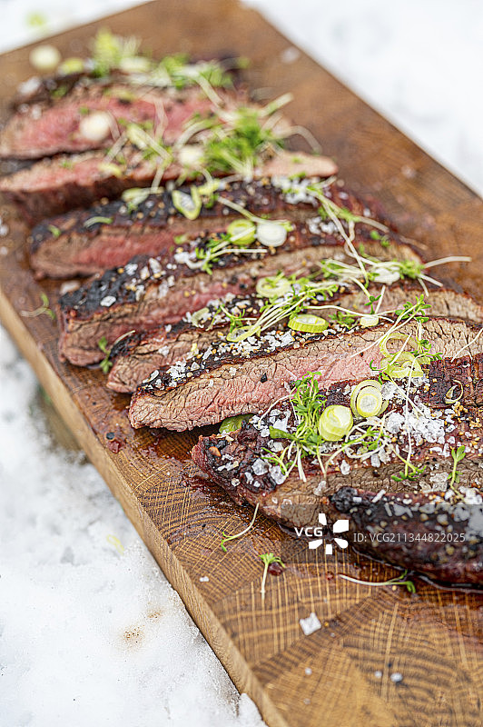 烤牛腩配海盐和水芹图片素材